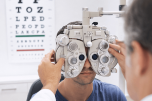 בדיקת ראייה מקצועית עם מכשיר פוטרופטר במרפאת אופטומטריה