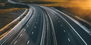 כביש מהיר פתוח ללא תמרורי מהירות גלויים המדגים כיצד לזהות את מהירות הנסיעה המותרת לפי סוג הדרך