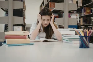 איך לומדים לתיאוריה? המדריך המלא שיעשה לכם סדר תלמידה לומדת למבחן תיאוריה בספרייה ומתרכזת בחומר הלימוד לקראת הבחינה