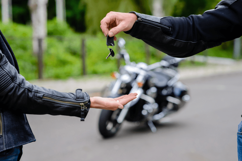 אופנוע או רכב: למה כדאי להוציא רישיון קודם?