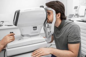 כל מה שצריך לדעת לפני שמתחילים בתהליך המרת רישיון הנהיגה גבר עובר בדיקת ראייה במרפאת אופטומטריסט