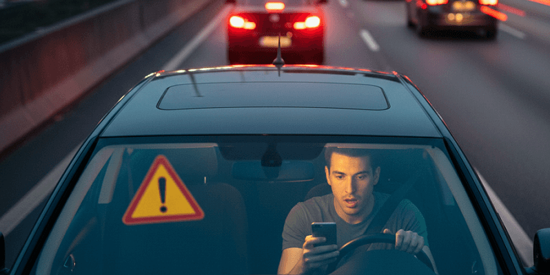 הקשר בין סמארטפון לתאונות דרכים ואיך זה מופיע במבחן התאוריה