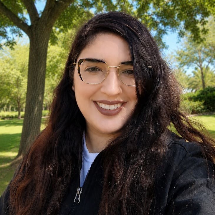 מי אנחנו תפארת פרץ, מורה לתיאוריה בעברית ובאנגלית